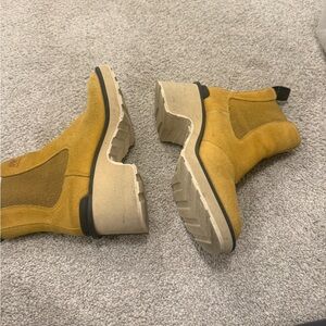 Sorel woman  Yellow Suede Boots